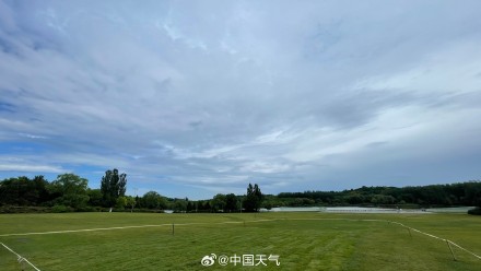 北京雨后蓝天惊艳登场 市民涌向奥森南园共享运动时光