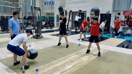 国家举重队举办体能测试 苦练体能 打好夏训基础 国家举重队举办体能测试 苦练体能 打好夏训基础