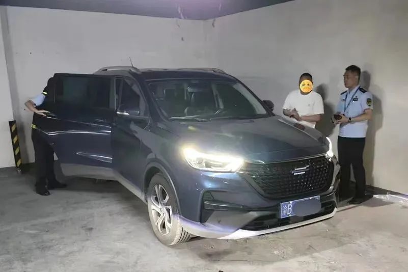 从15元车费到1500元消费:游客遭遇“制服”揽客连环套 从15元车费到1500元消费:游客遭遇“制服”揽客连环套