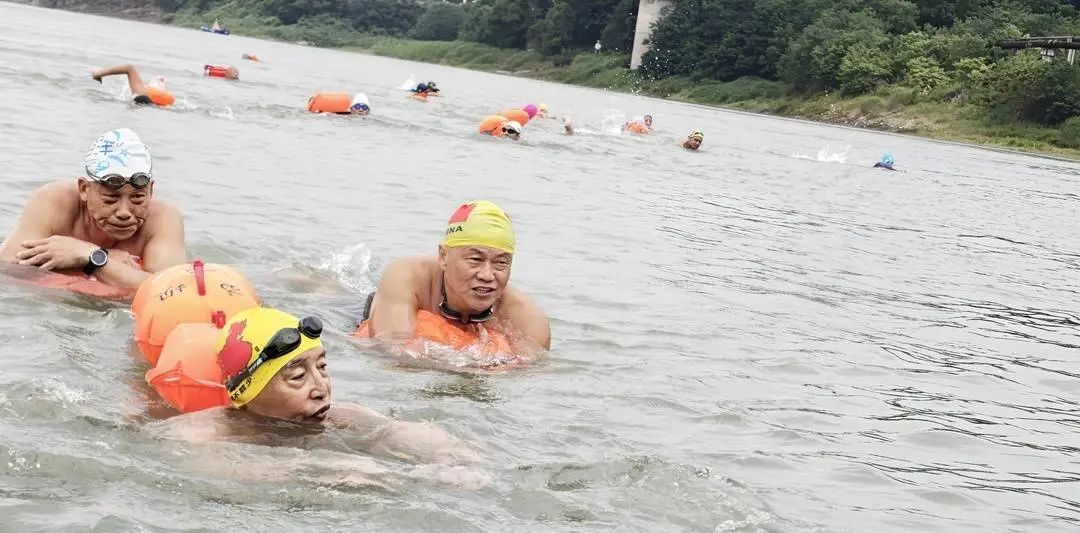 老当益壮!四川90岁老人挑战横渡长江庆生 老当益壮!四川90岁老人挑战横渡长江庆生
