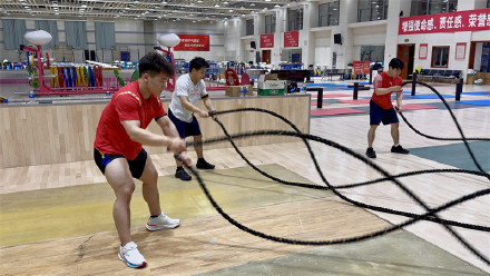 国家举重队举办体能测试 苦练体能 打好夏训基础 国家举重队举办体能测试 苦练体能 打好夏训基础