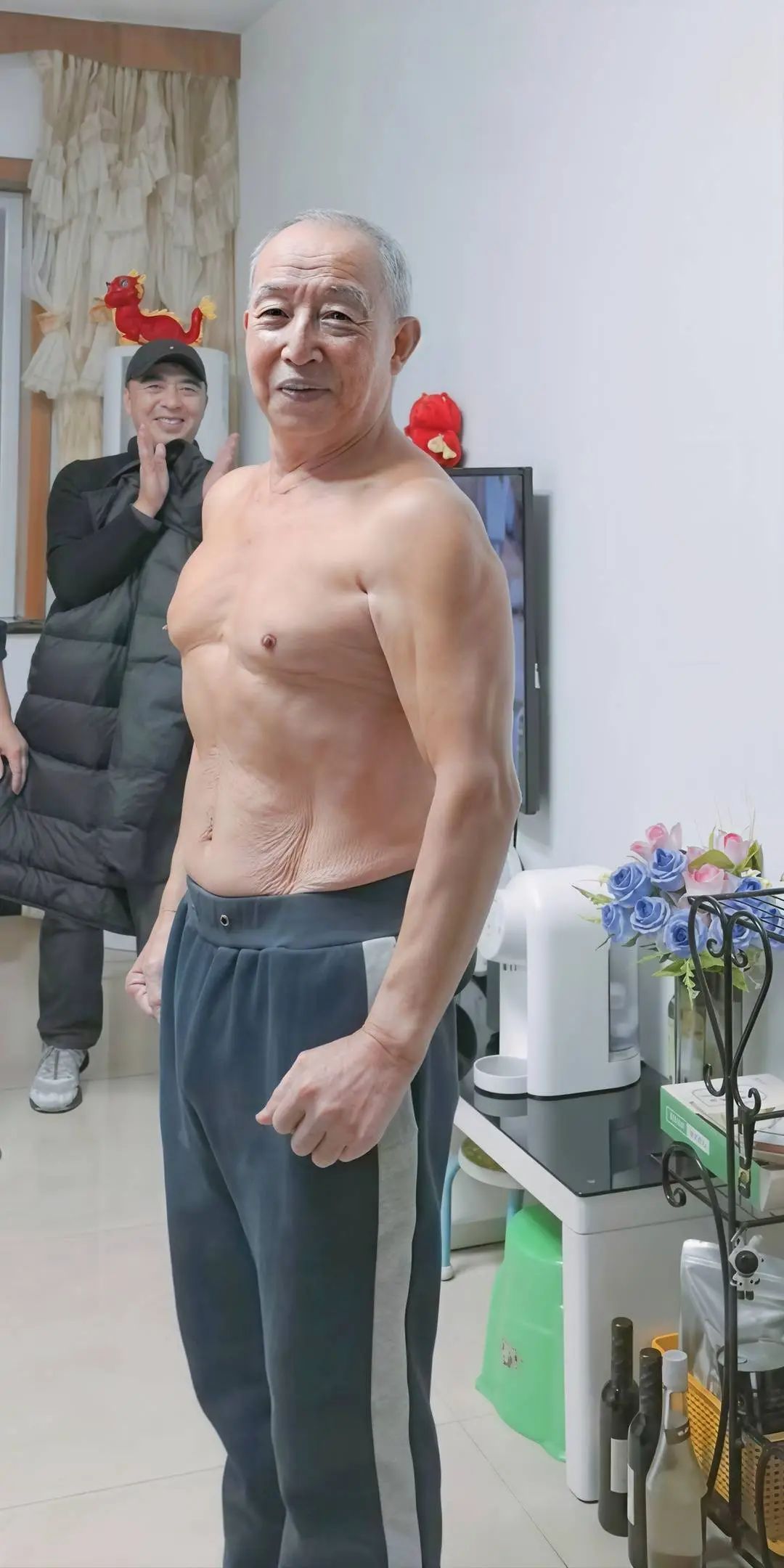 老当益壮!四川90岁老人挑战横渡长江庆生 老当益壮!四川90岁老人挑战横渡长江庆生