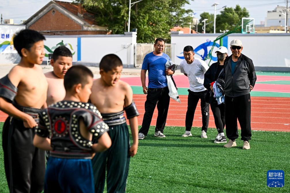 图片故事丨一起搏克吧!爸爸 图片故事丨一起搏克吧!爸爸