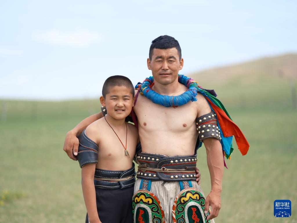 图片故事丨一起搏克吧!爸爸 图片故事丨一起搏克吧!爸爸