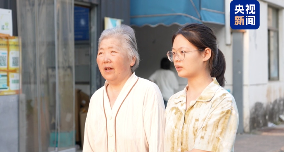 6岁母亲离家出走,12岁父亲离世,四年前她带着失明奶奶上大学,如今一起毕业了! 6岁母亲离家出走,12岁父亲离世,四年前她带着失明奶奶上大学,如今一起毕业了!