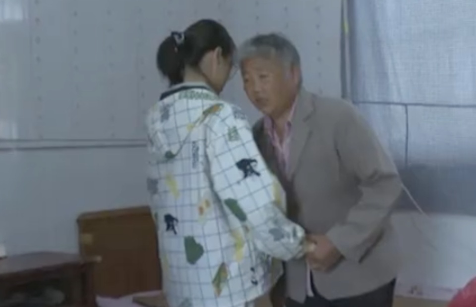 6岁母亲离家出走,12岁父亲离世,四年前她带着失明奶奶上大学,如今一起毕业了! 6岁母亲离家出走,12岁父亲离世,四年前她带着失明奶奶上大学,如今一起毕业了!