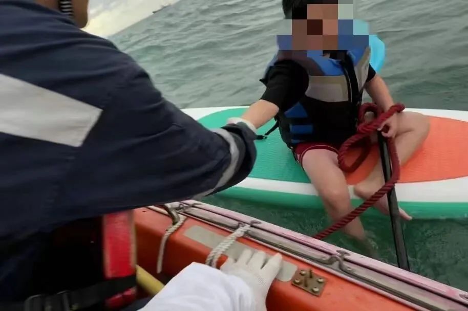 10岁男孩台风天独自在海上漂流，5小时后被发现救起