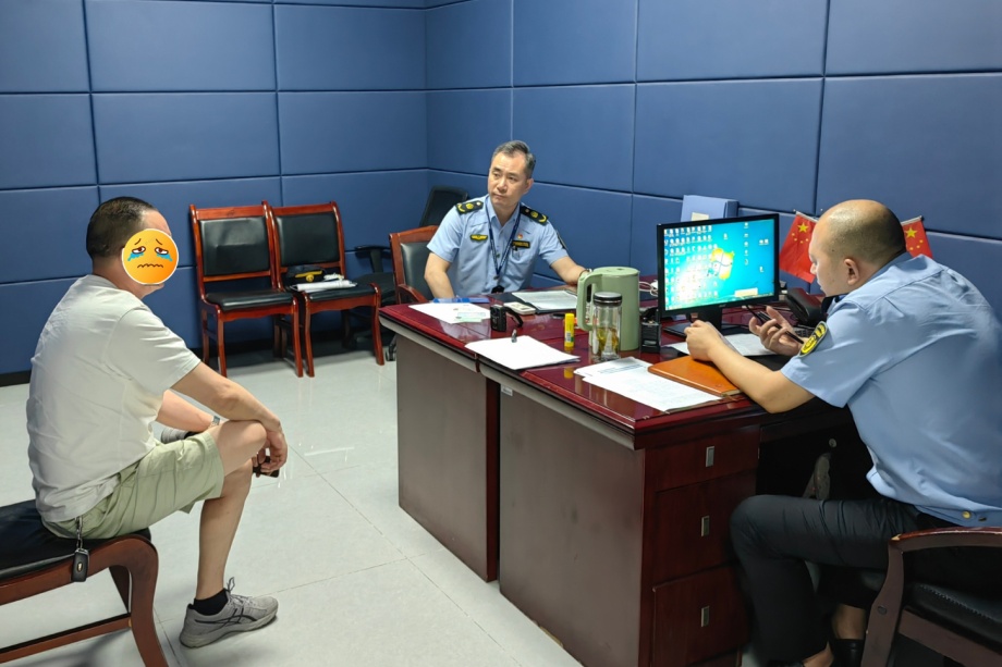 从15元车费到1500元消费:游客遭遇“制服”揽客连环套 从15元车费到1500元消费:游客遭遇“制服”揽客连环套