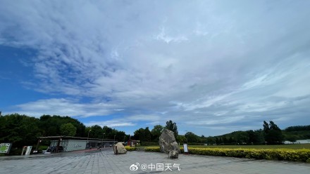 北京雨后蓝天惊艳登场 市民涌向奥森南园共享运动时光
