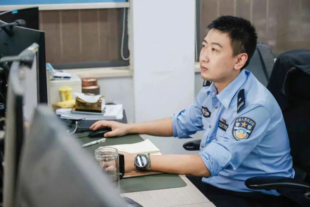 你抢不到的专家号，他们0.02秒就能挂一个