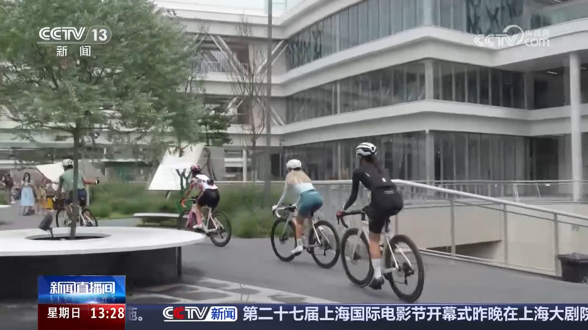 骑车可以逛商场、旧街区有新玩法 多元业态提供花式体验 带动大众消费