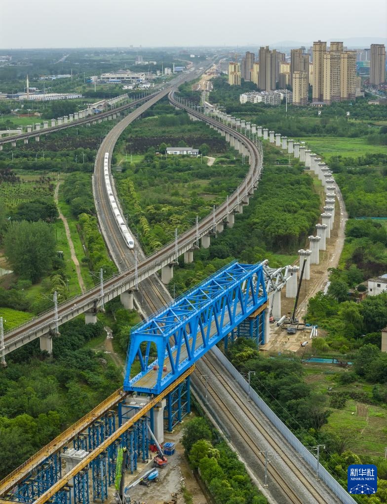 新建沪宁合高铁千吨钢桁梁顺利跨越沪蓉铁路 新建沪宁合高铁千吨钢桁梁顺利跨越沪蓉铁路