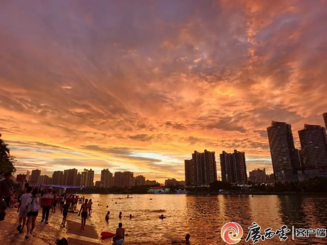 朋友圈刷屏！南宁上空现浪漫“火烧云”双彩虹！
