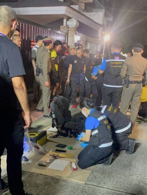 泰国男子枪杀妻子后，放车里十小时未熄火，在现场附近被捕