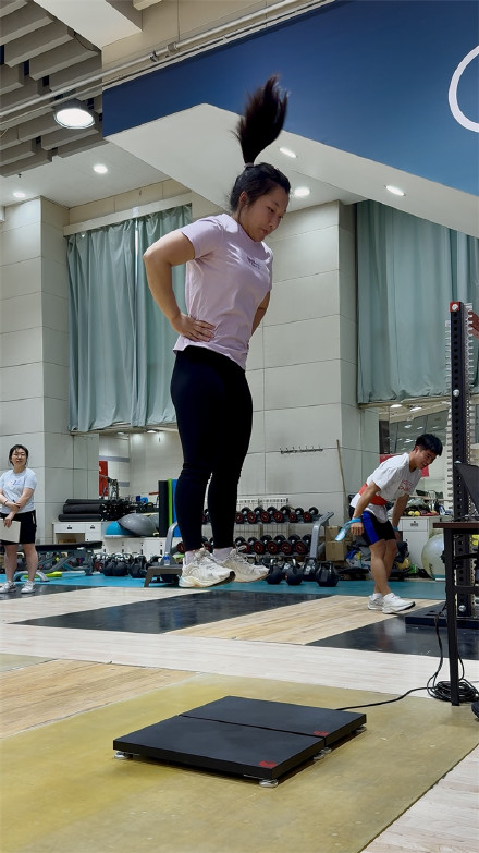 国家举重队举办体能测试 苦练体能 打好夏训基础 国家举重队举办体能测试 苦练体能 打好夏训基础