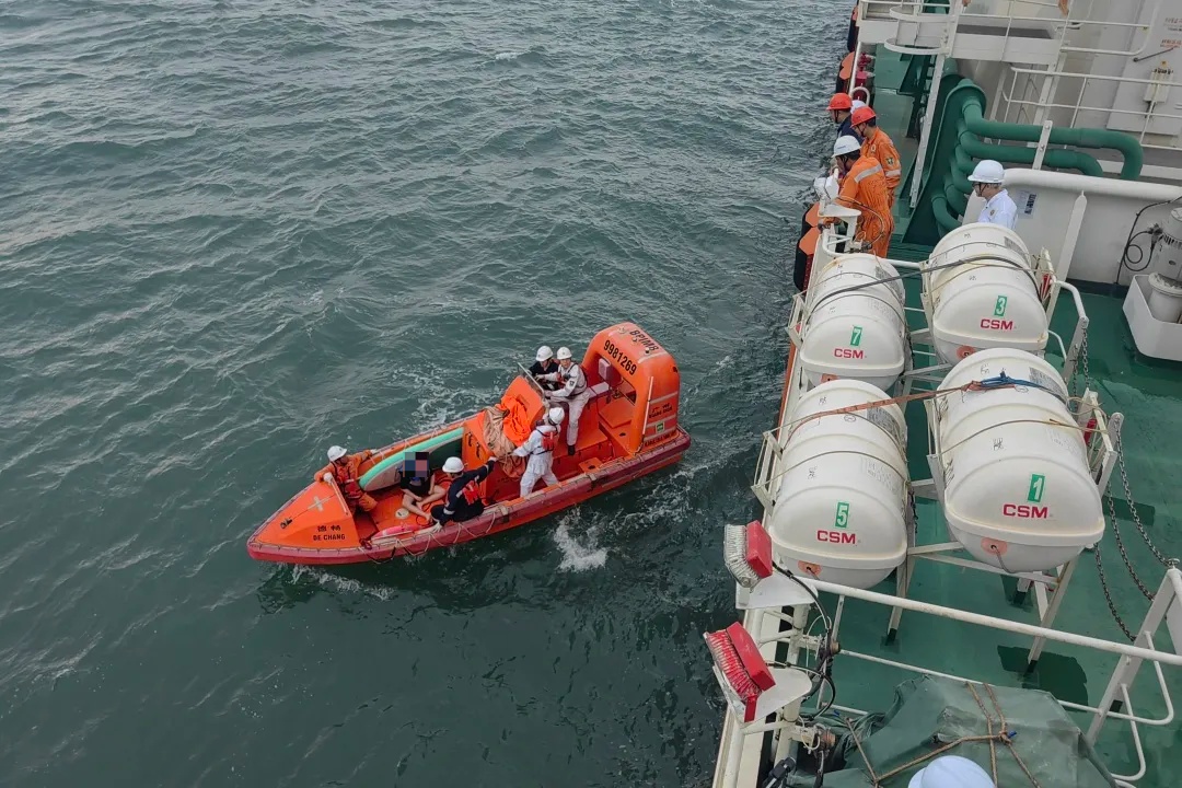 10岁男孩台风天独自在海上漂流，5小时后被发现救起