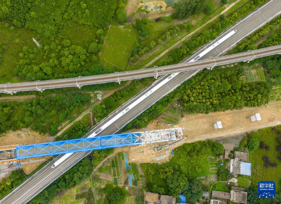 新建沪宁合高铁千吨钢桁梁顺利跨越沪蓉铁路 新建沪宁合高铁千吨钢桁梁顺利跨越沪蓉铁路