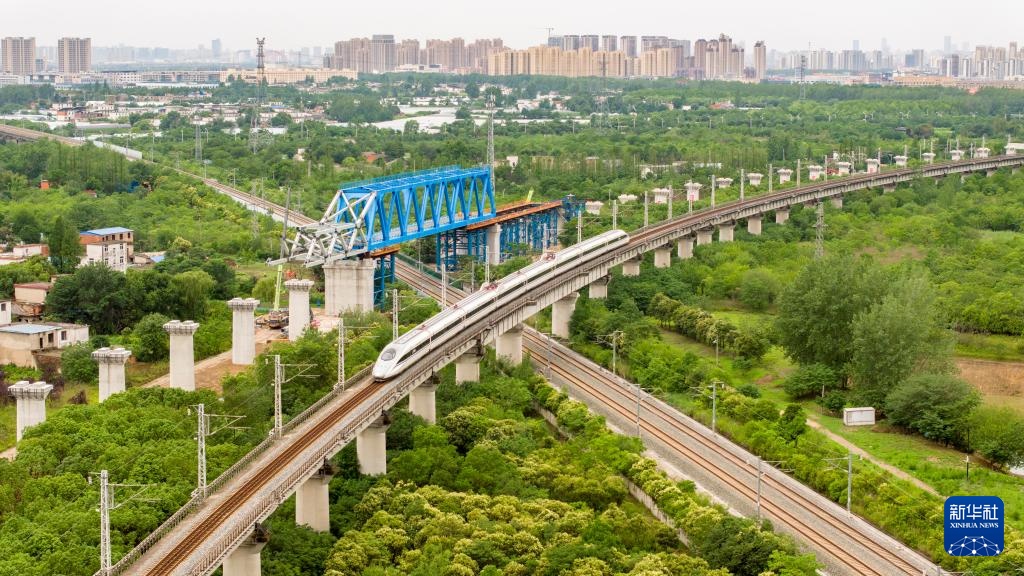 新建沪宁合高铁千吨钢桁梁顺利跨越沪蓉铁路 新建沪宁合高铁千吨钢桁梁顺利跨越沪蓉铁路