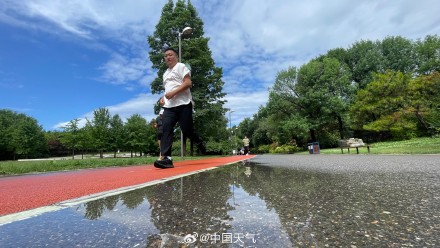 北京雨后蓝天惊艳登场 市民涌向奥森南园共享运动时光