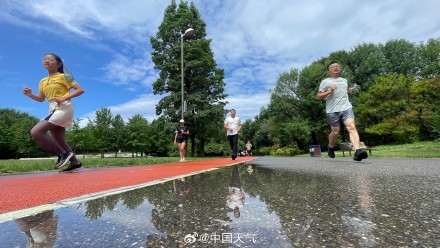 北京雨后蓝天惊艳登场 市民涌向奥森南园共享运动时光
