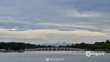 北京颐和园雨后美如水墨画