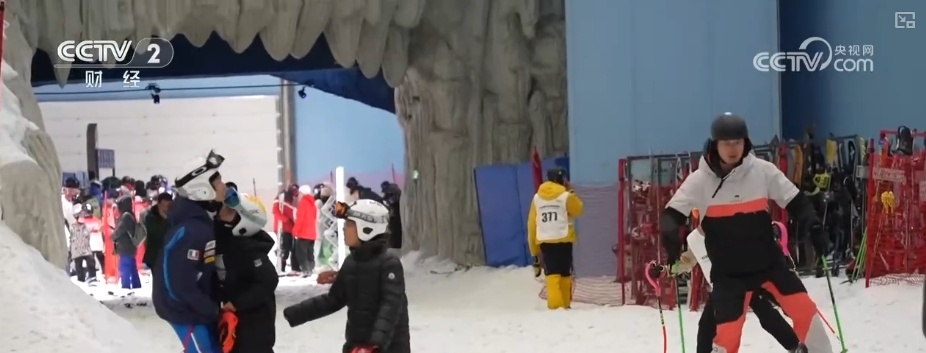 从“一季热”到“四季火” 湾区冰雪运动蓬勃发展“四季化”加速 从“一季热”到“四季火” 湾区冰雪运动蓬勃发展“四季化”加速