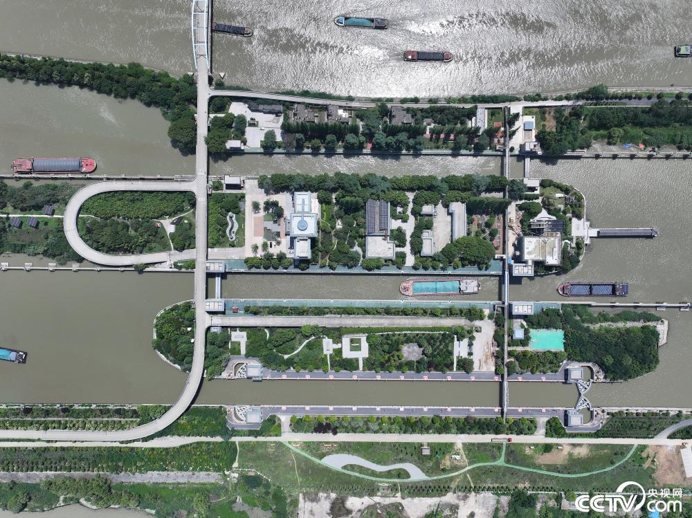 京杭大运河江苏扬州段各类船舶有序航行 京杭大运河江苏扬州段各类船舶有序航行