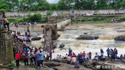 印度一大桥坍塌致6人死亡25人失踪