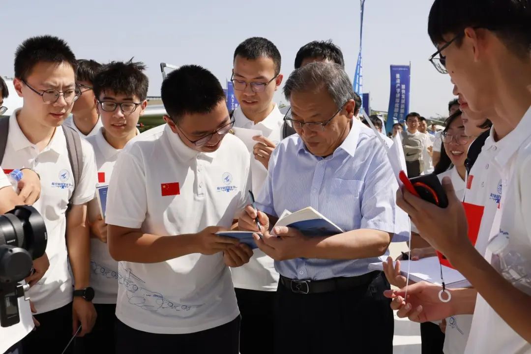 谁家学校“教具”,是运-20啊?! 谁家学校“教具”,是运-20啊?!