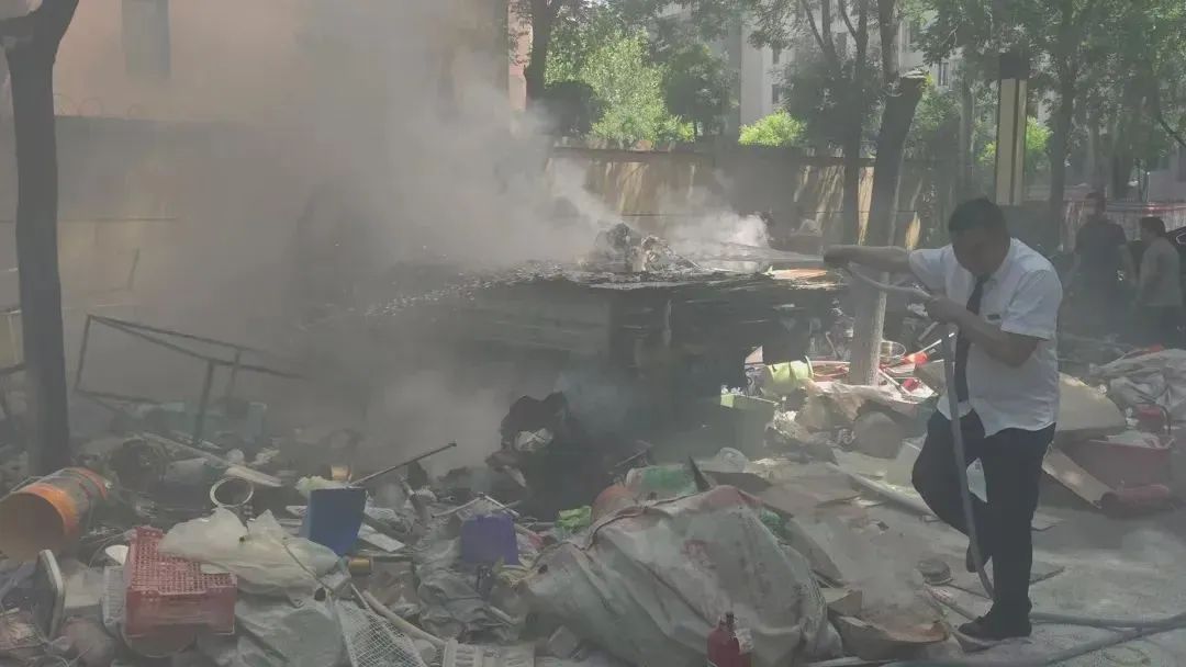 三桶水引发火灾？如果没有监控，都不敢信……