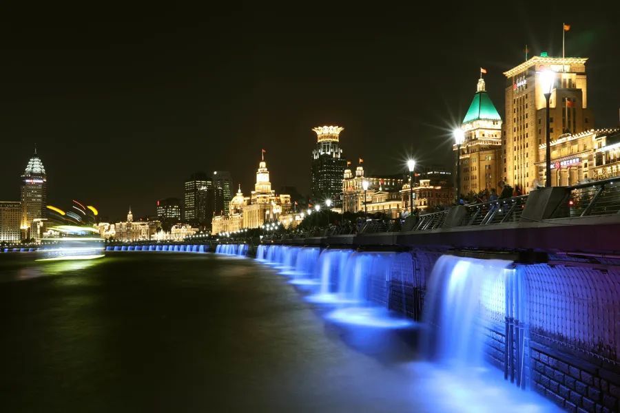 上海外滩观景平台“钢管林立”,游客吐槽拍东方明珠被“截胡”!官方回应 上海外滩观景平台“钢管林立”,游客吐槽拍东方明珠被“截胡”!官方回应