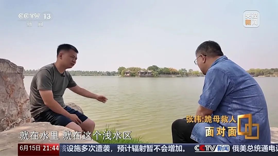 面对母亲苦苦哀求,他深情一跪,再次转身游向河中 面对母亲苦苦哀求,他深情一跪,再次转身游向河中