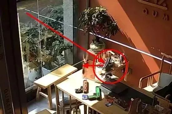 三桶水引发火灾？如果没有监控，都不敢信……