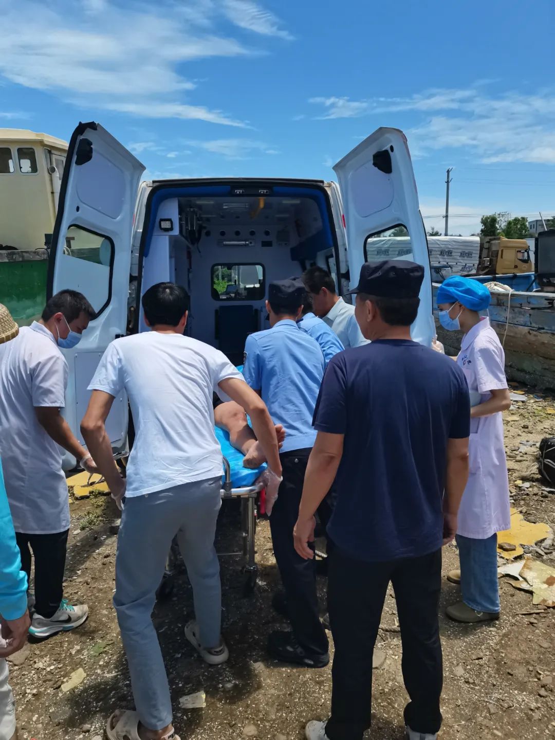 父子在澄迈海边游玩突遇台风被卷入大海，漂流到徐闻......