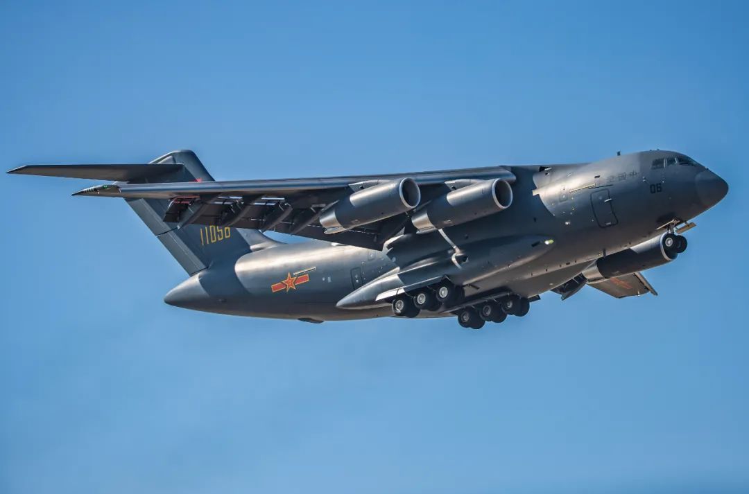 运-20“头戴大红花”亮相，总师也来了！