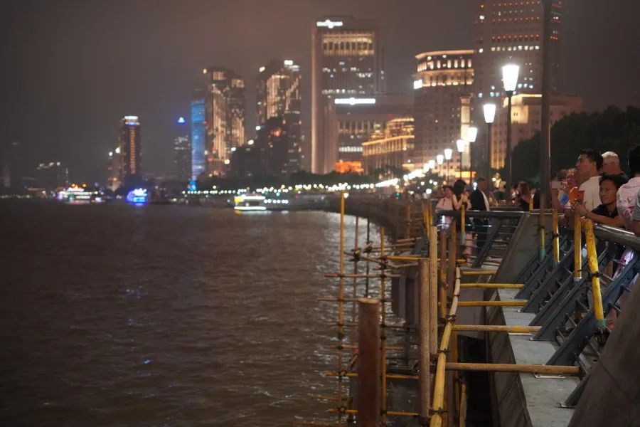 上海外滩观景平台“钢管林立”,游客吐槽拍东方明珠被“截胡”!官方回应 上海外滩观景平台“钢管林立”,游客吐槽拍东方明珠被“截胡”!官方回应