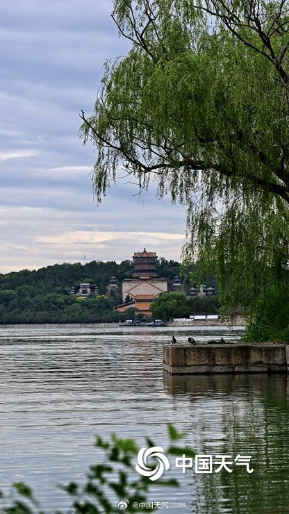 北京颐和园雨后美如水墨画