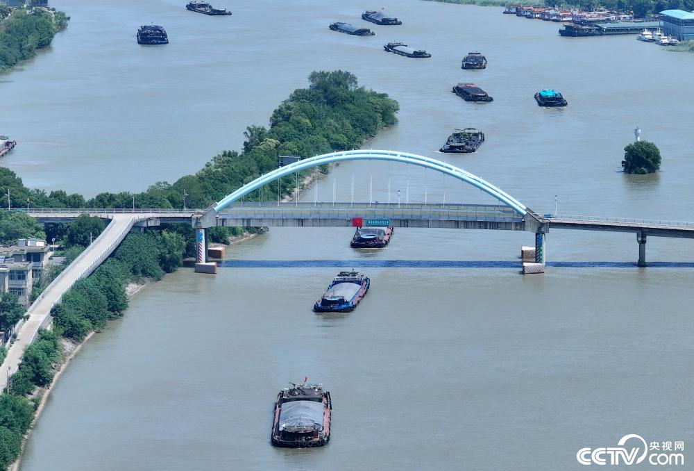 京杭大运河江苏扬州段各类船舶有序航行 京杭大运河江苏扬州段各类船舶有序航行
