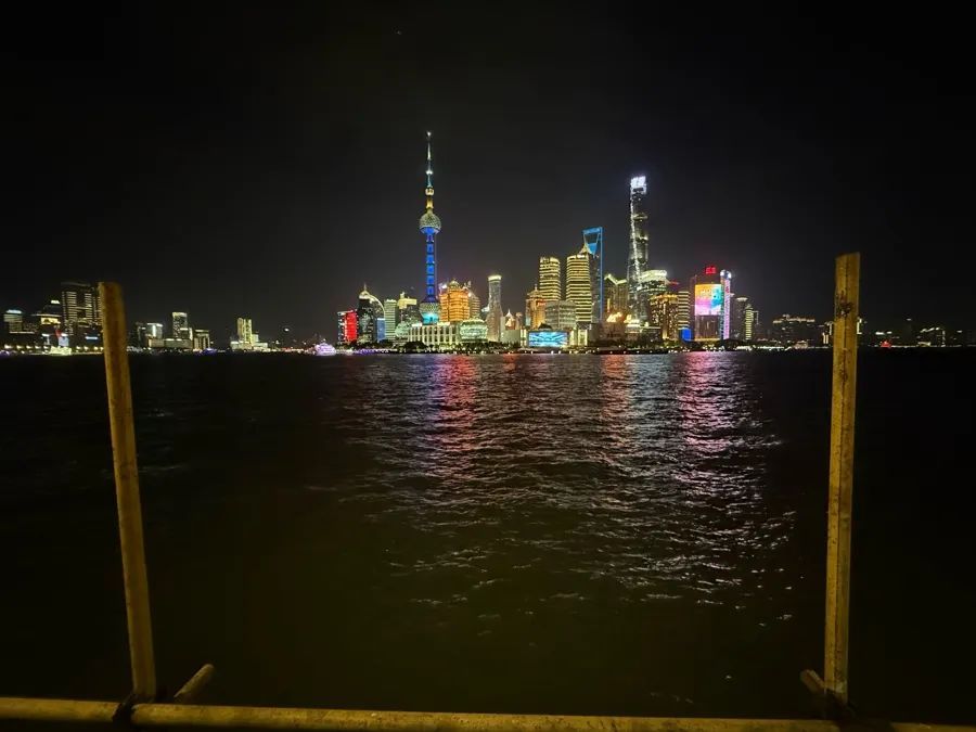 上海外滩观景平台“钢管林立”,游客吐槽拍东方明珠被“截胡”!官方回应 上海外滩观景平台“钢管林立”,游客吐槽拍东方明珠被“截胡”!官方回应