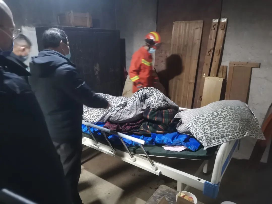 94岁老人爬出4楼窗外竟只为上班,网友:“打工”精神自愧不如 94岁老人爬出4楼窗外竟只为上班,网友:“打工”精神自愧不如