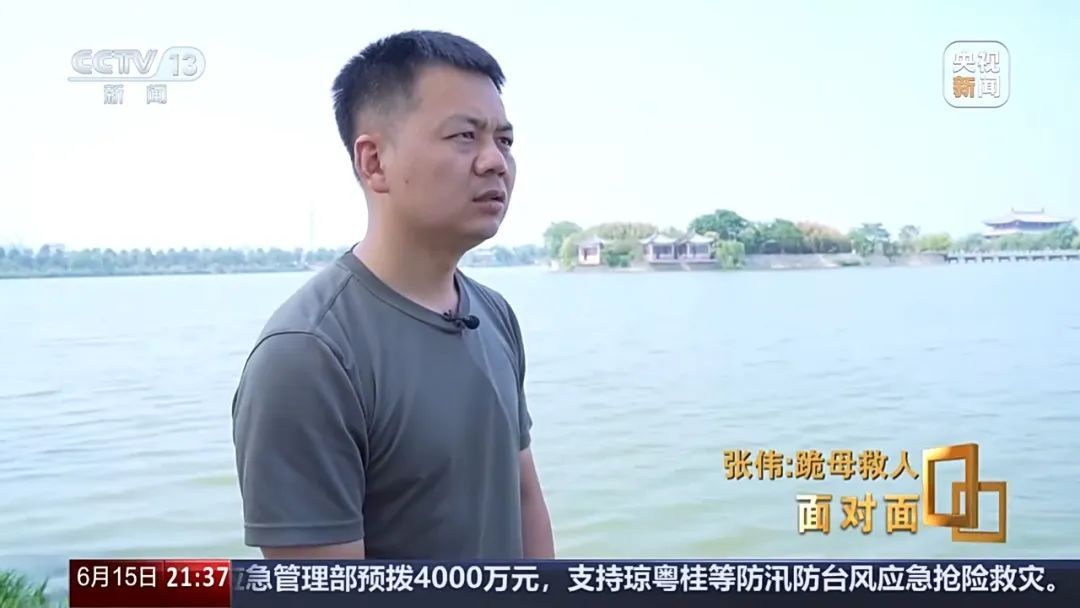 面对母亲苦苦哀求,他深情一跪,再次转身游向河中 面对母亲苦苦哀求,他深情一跪,再次转身游向河中