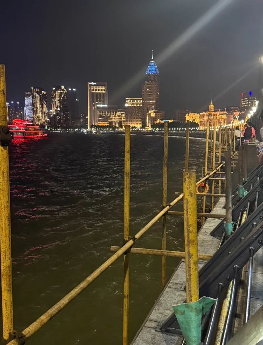 上海外滩观景平台“钢管林立”,游客吐槽拍东方明珠被“截胡”!官方回应 上海外滩观景平台“钢管林立”,游客吐槽拍东方明珠被“截胡”!官方回应