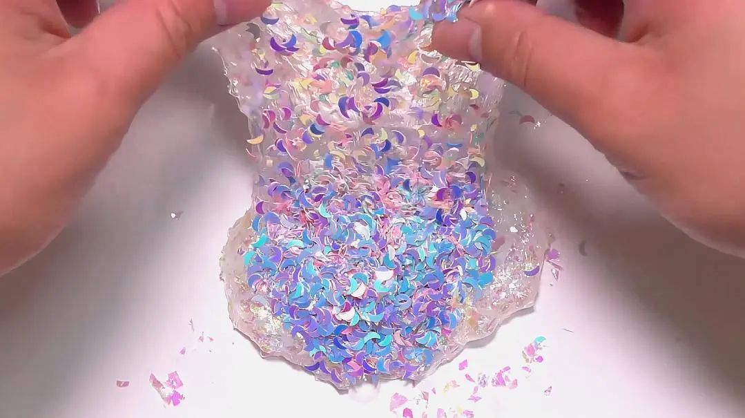 玩具中的铁丝扎进孩子右眼！家里有的赶紧扔