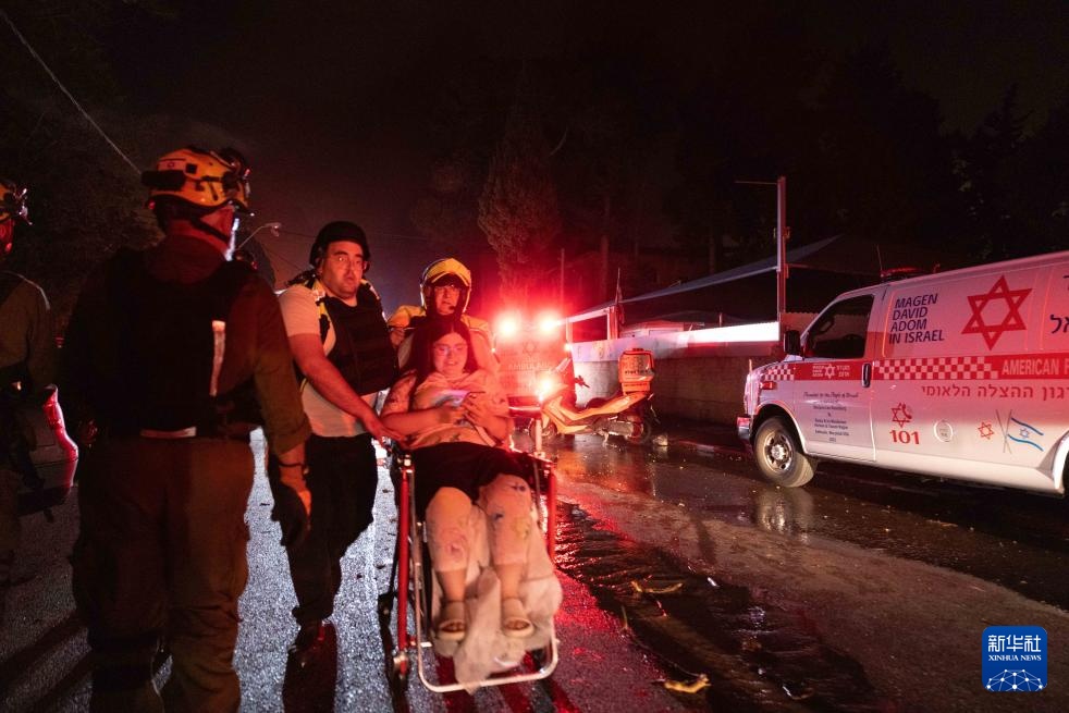以色列媒体:伊朗新一轮导弹打击造成至少15人受伤 以色列媒体:伊朗新一轮导弹打击造成至少15人受伤
