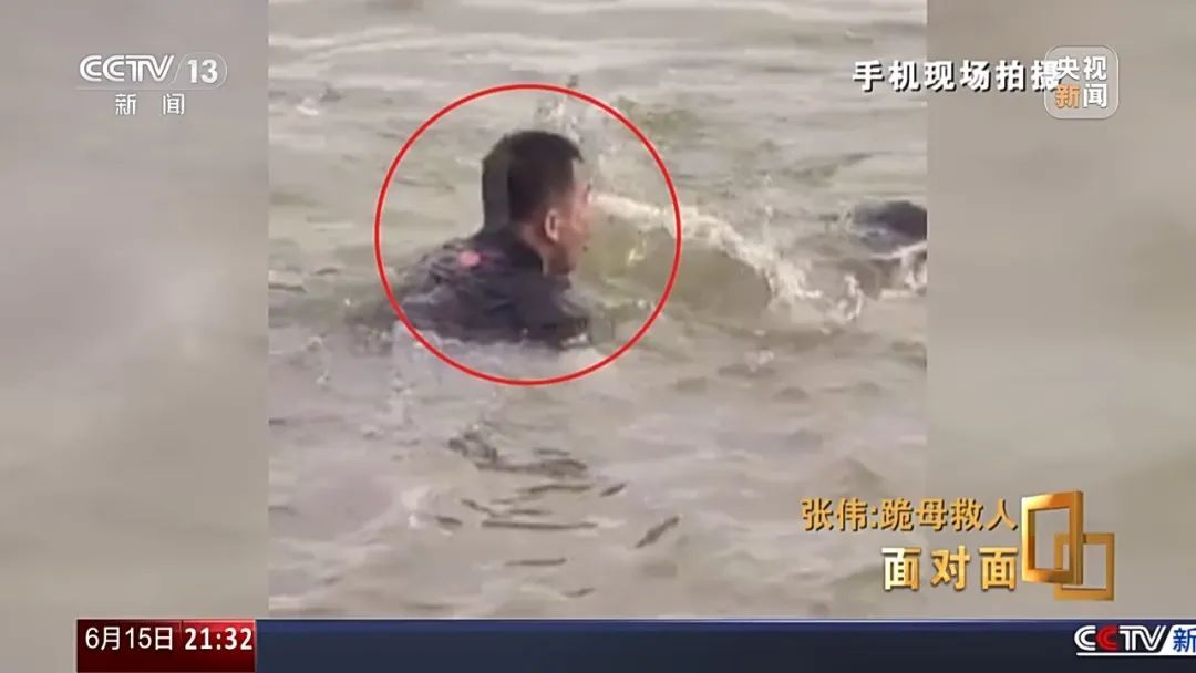 面对母亲苦苦哀求,他深情一跪,再次转身游向河中 面对母亲苦苦哀求,他深情一跪,再次转身游向河中