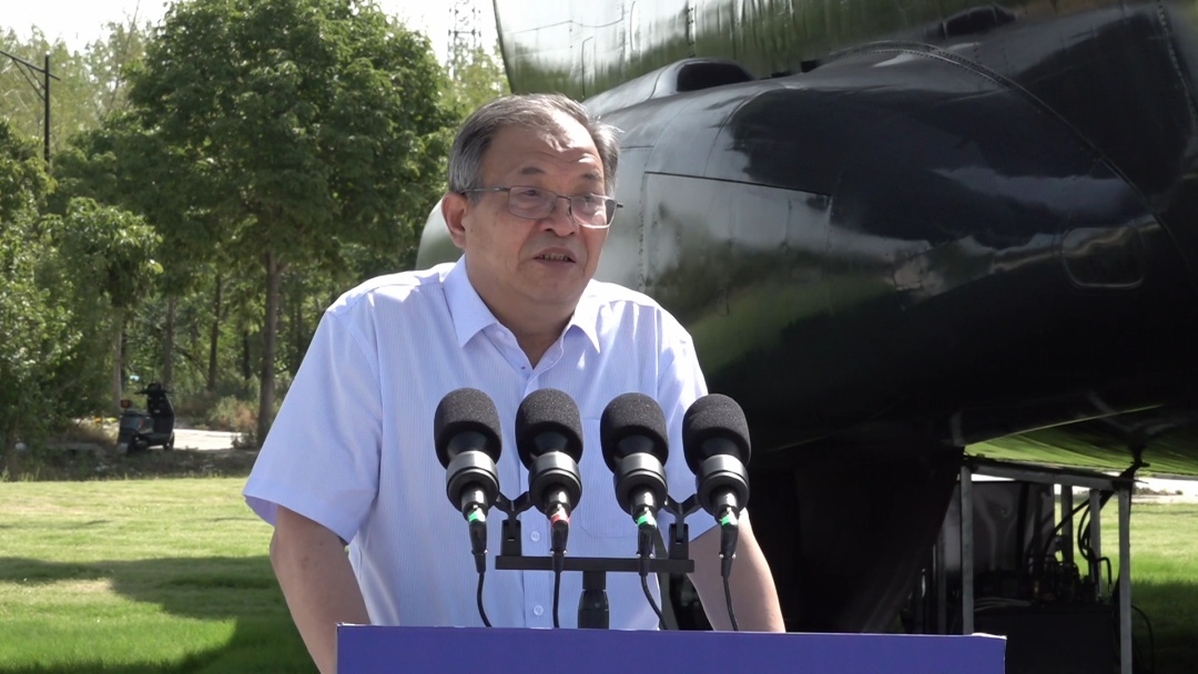 运-20“头戴大红花”亮相，总师也来了！