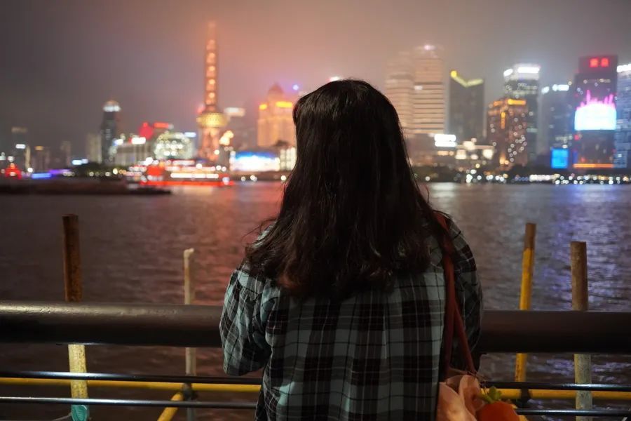 上海外滩观景平台“钢管林立”,游客吐槽拍东方明珠被“截胡”!官方回应 上海外滩观景平台“钢管林立”,游客吐槽拍东方明珠被“截胡”!官方回应