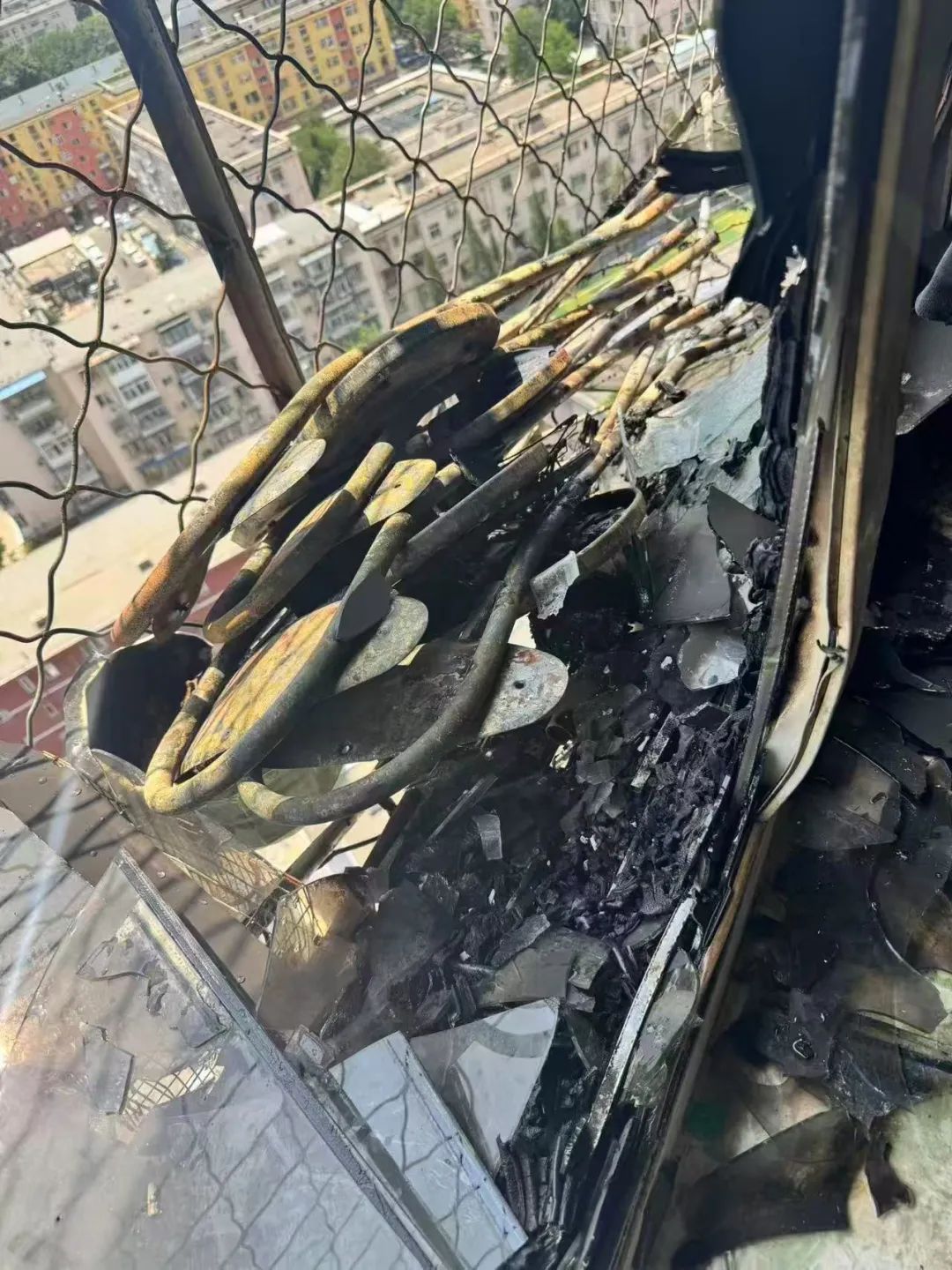 烟头随手一丢引燃阳台杂物,七旬老人直呼后怕:再不敢了! 烟头随手一丢引燃阳台杂物,七旬老人直呼后怕:再不敢了!