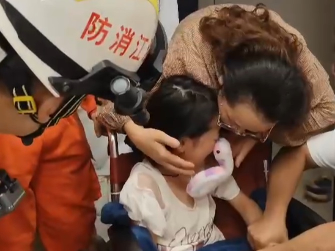 危险！突然扎进眼睛 很多孩子都爱玩