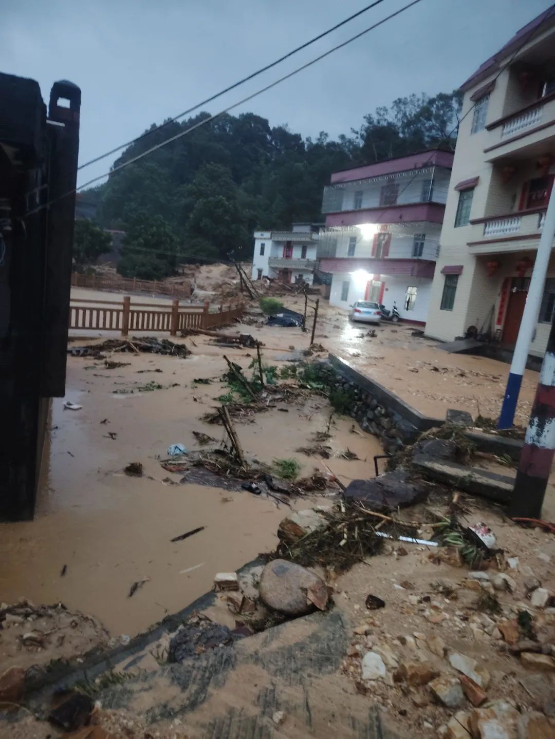 提前预警转移57人!广东信宜成功避险一起山体滑坡 提前预警转移57人!广东信宜成功避险一起山体滑坡